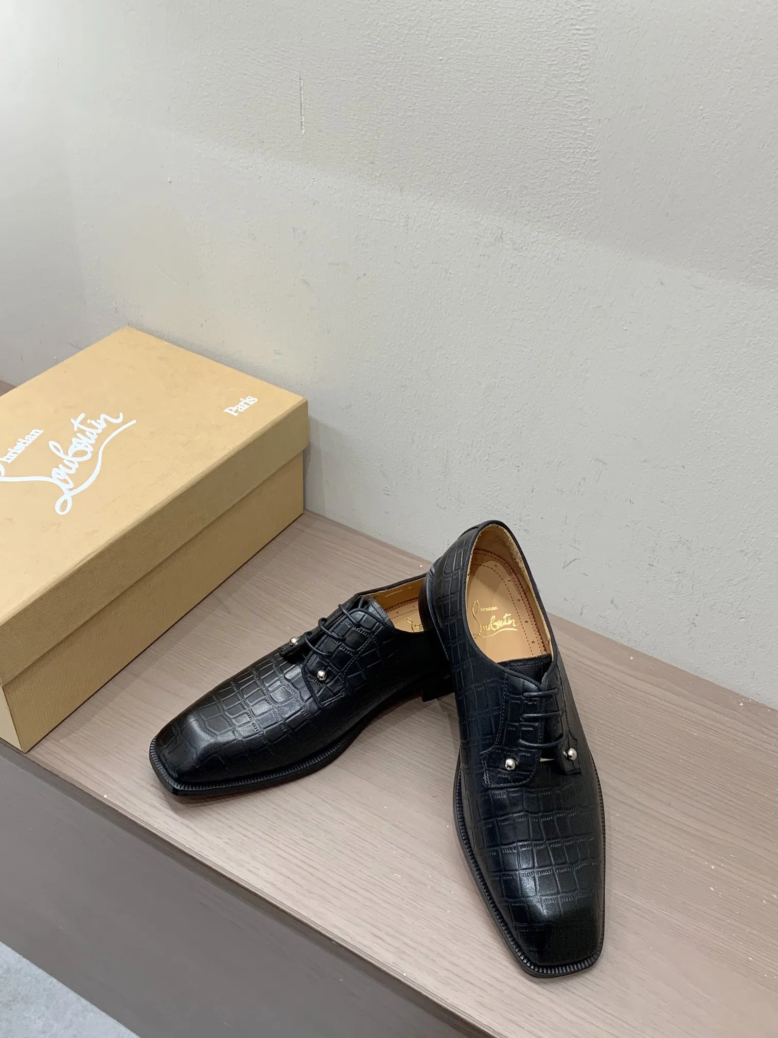 [CL red sole shoes] Top P: 1020💰 Size 39-44 (38.45.46 custom-made, non-returnable) Christian Louboutin men's classic Oxford shoes, men's business formal leather shoes💫Original molding, 1:1 replica, specially made for nobles. The unique shoe shape is unique and 100% comfortable! The whole shoe is made of imported Italian cowhide material, carefully selected, with fine pores and rich luster. Cow leather lining, soft and comfortable, sweat-absorbent and breathable. Genuine leather outsole, non-slip and wear-resistant, full of texture, elegant and luxurious overall, integrating comfort, formality and luxury! The Rolls Royce of shoes!